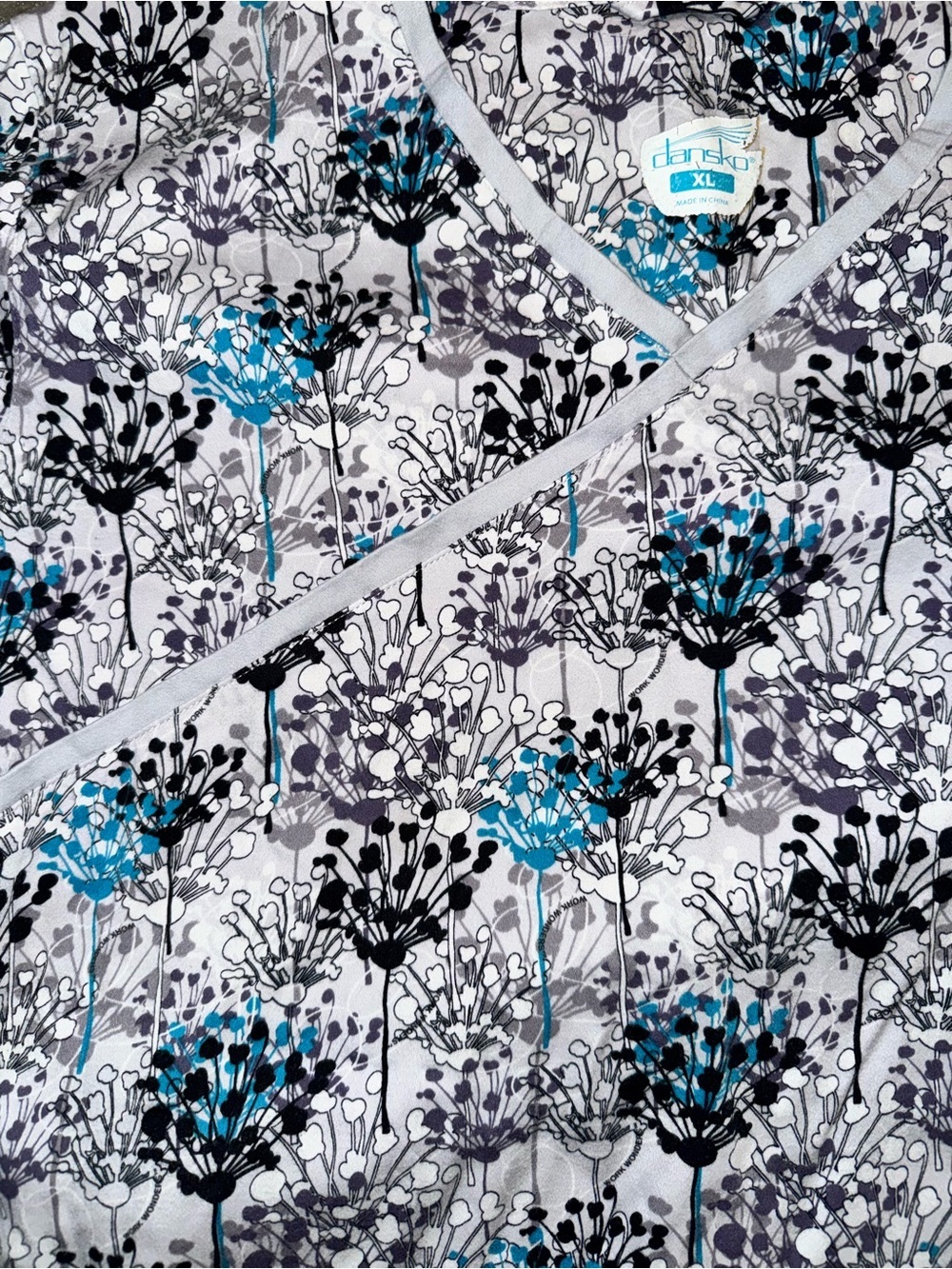 Dansko XL floral women’s scrub top - Picture 4 of 8